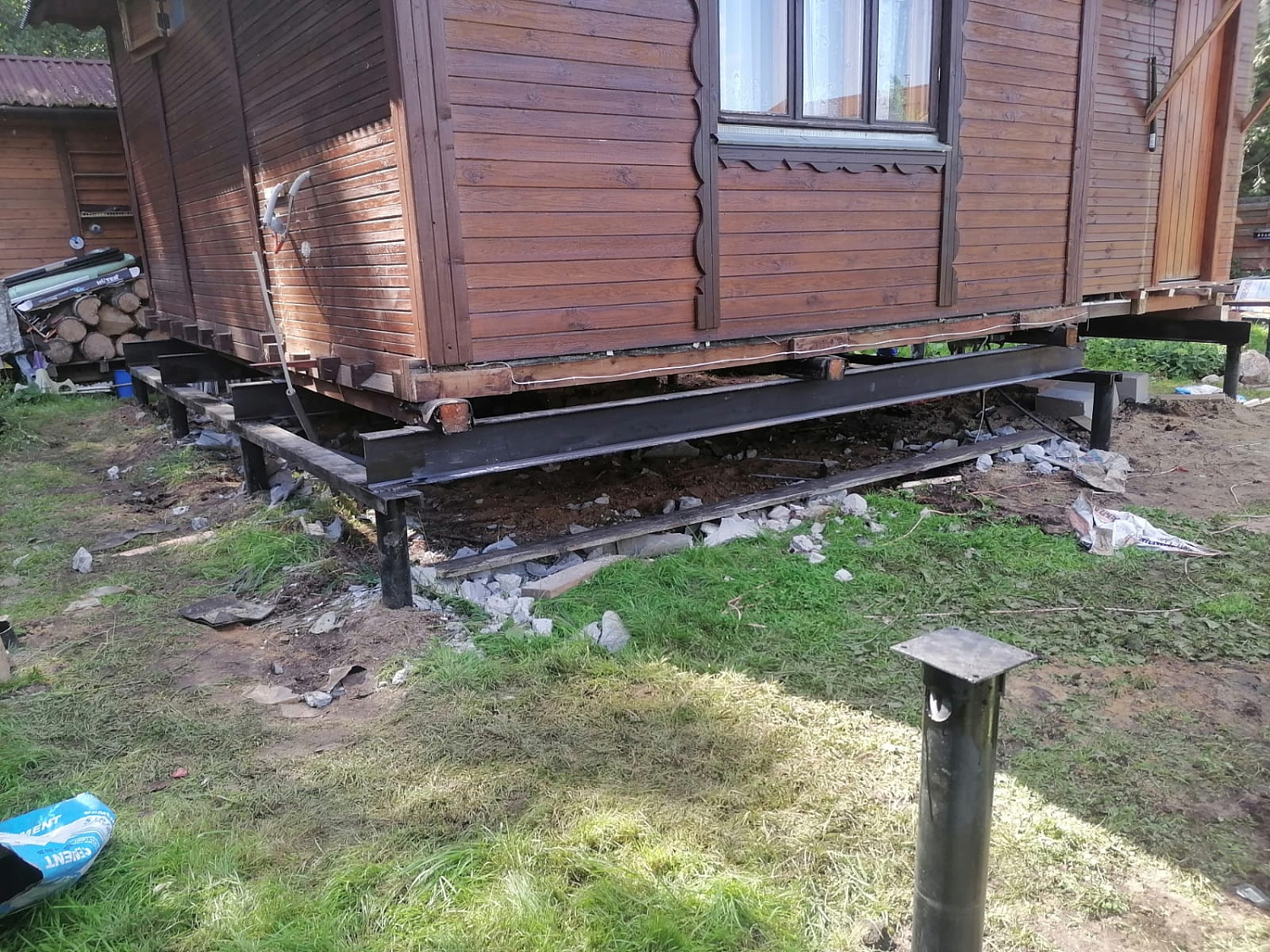 Заменили старый фундамент на винтовые сваи с двутавровой балкой 200мм